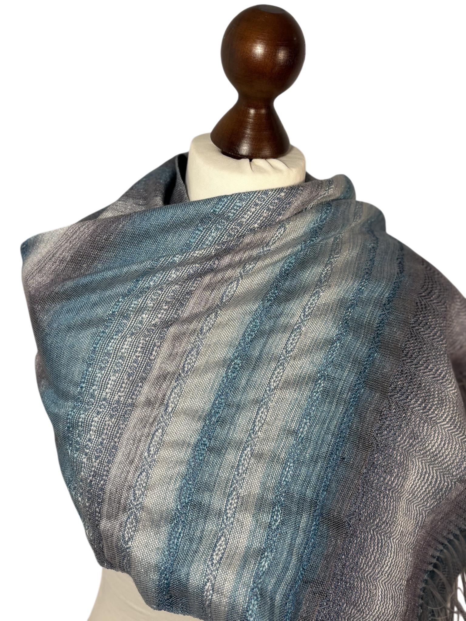 Handwoven Ocean Blue Silk Scarf: Lightweight Hand-Dyed Shawl, luxus accessory, photo 3