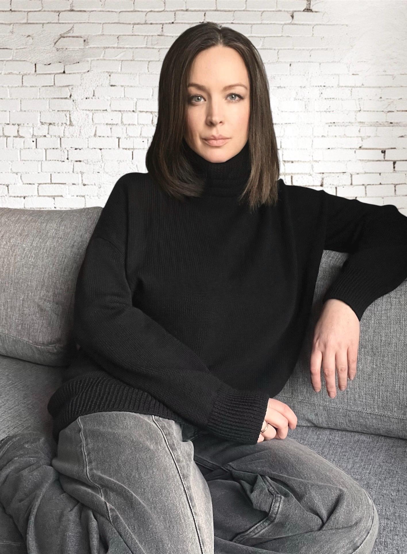 Oversized Black Merino Wool Turtleneck Sweater: Soft & Warm, photo 3