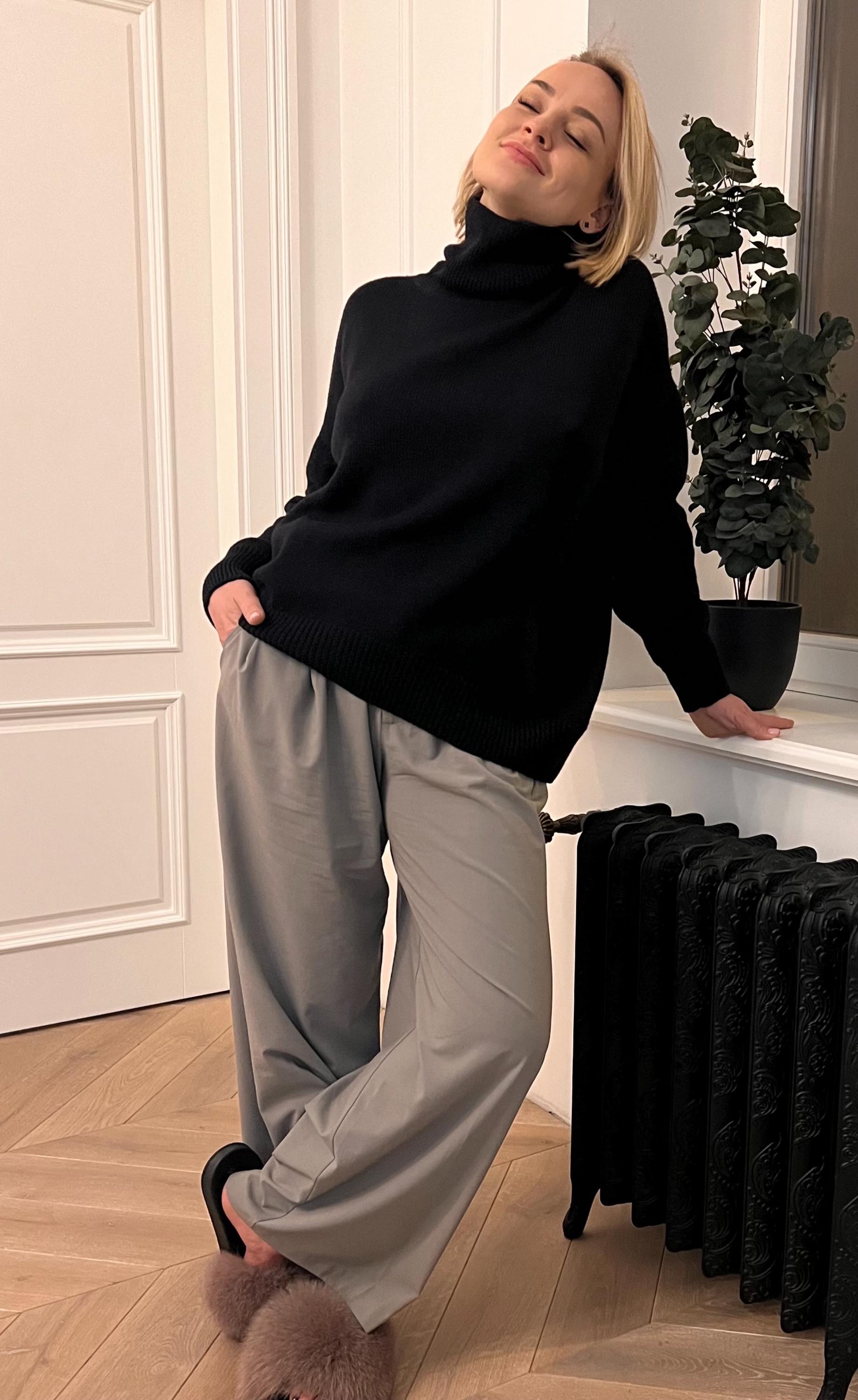 Oversized Black Merino Wool Turtleneck Sweater: Soft & Warm
