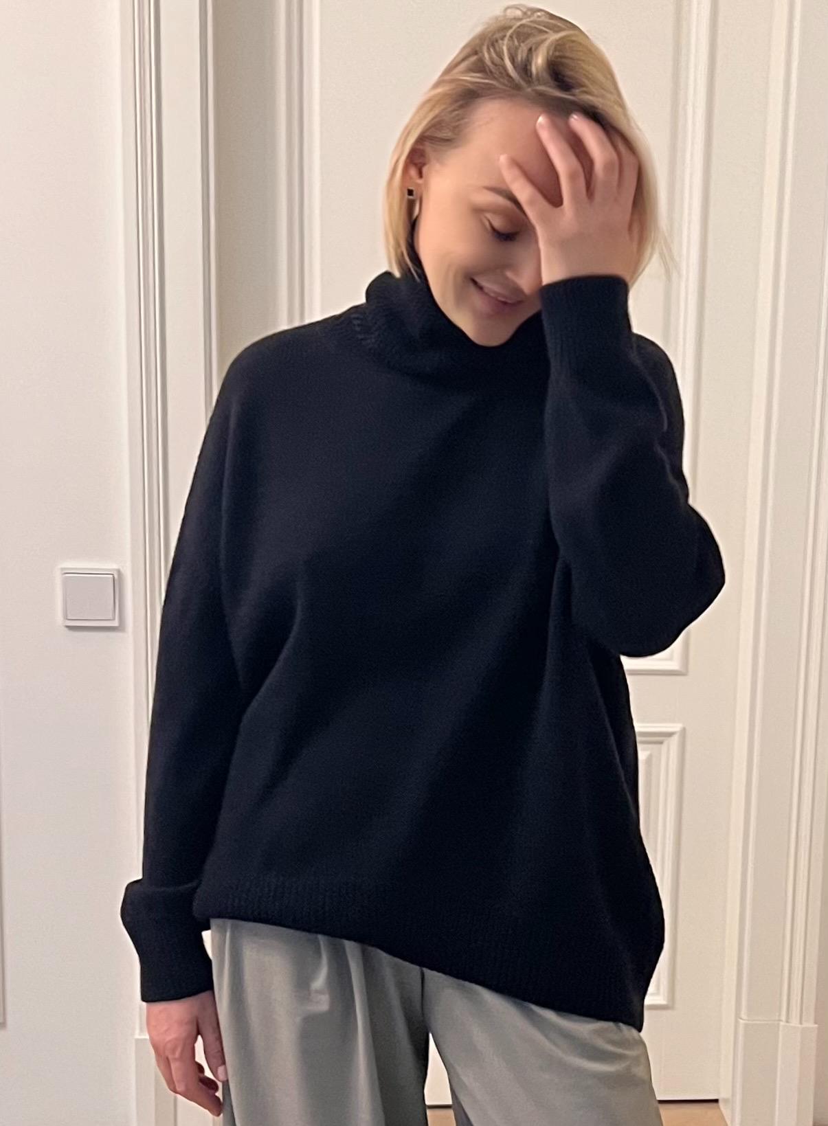 Oversized Black Merino Wool Turtleneck Sweater: Soft & Warm, photo 4