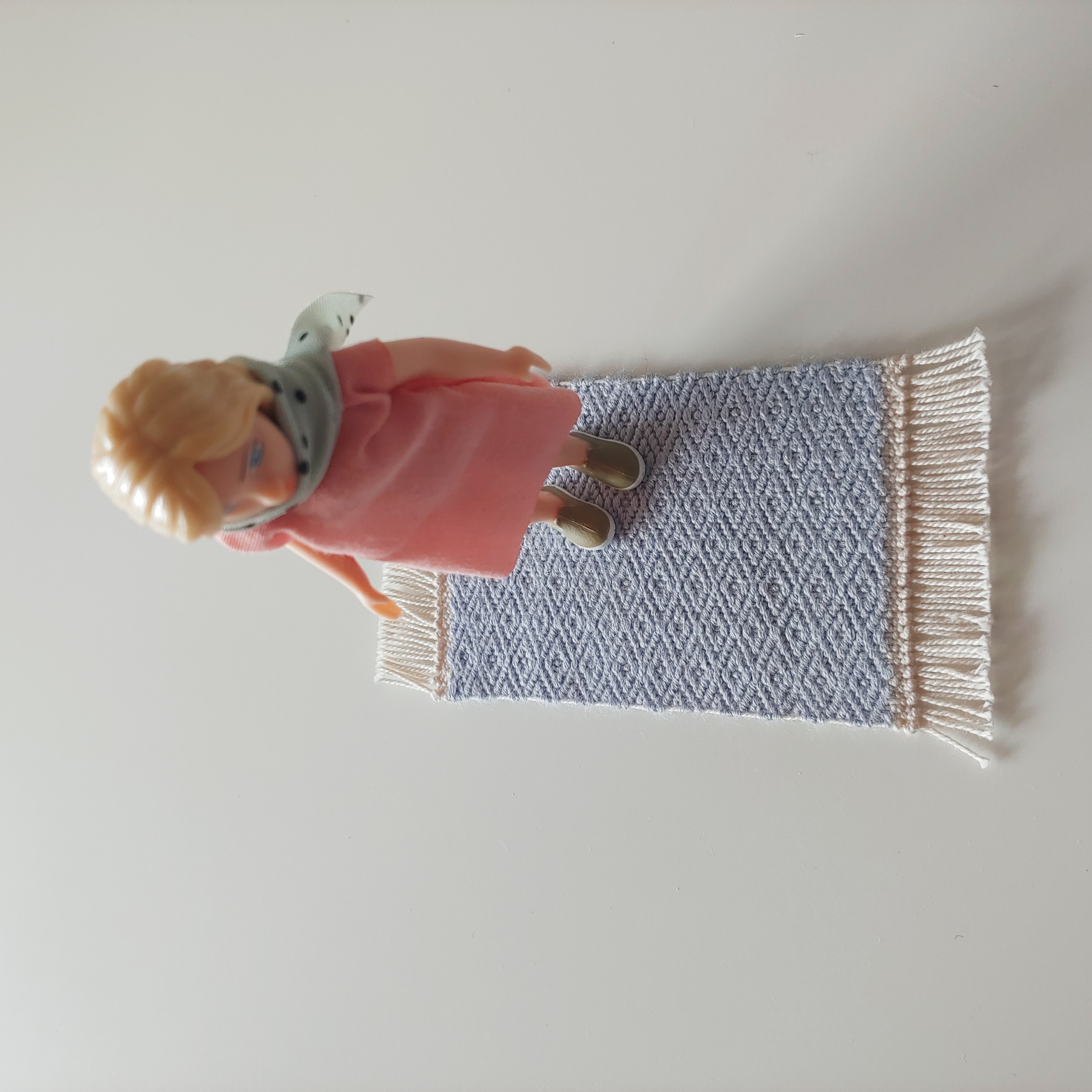 Hand-woven dollhouse rug in alpaca and silk, 6 x 11 cm, photo 3