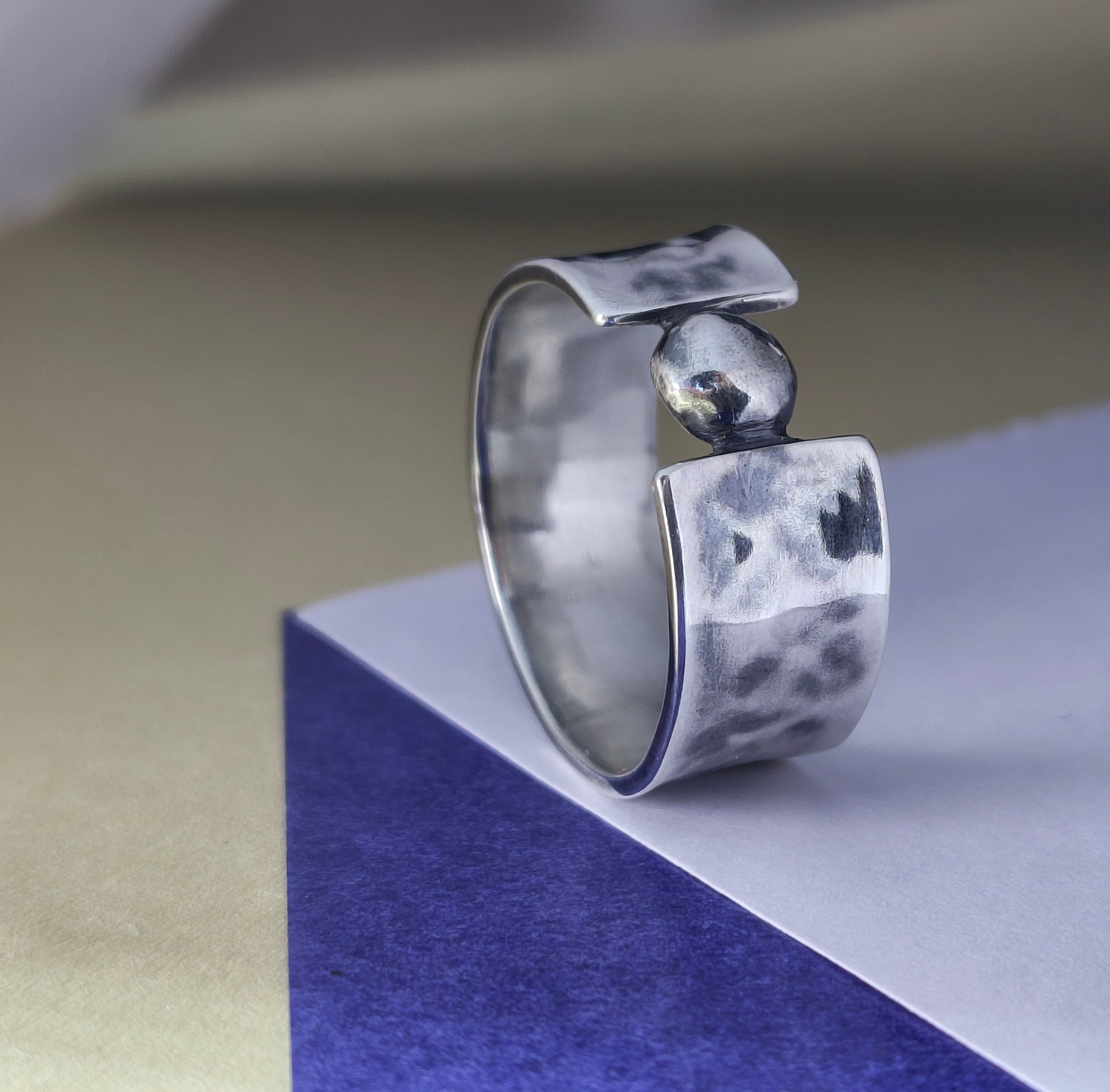 Hand-hammered sterling silver ring with patina and a single sphere set in the opening, photo 3
