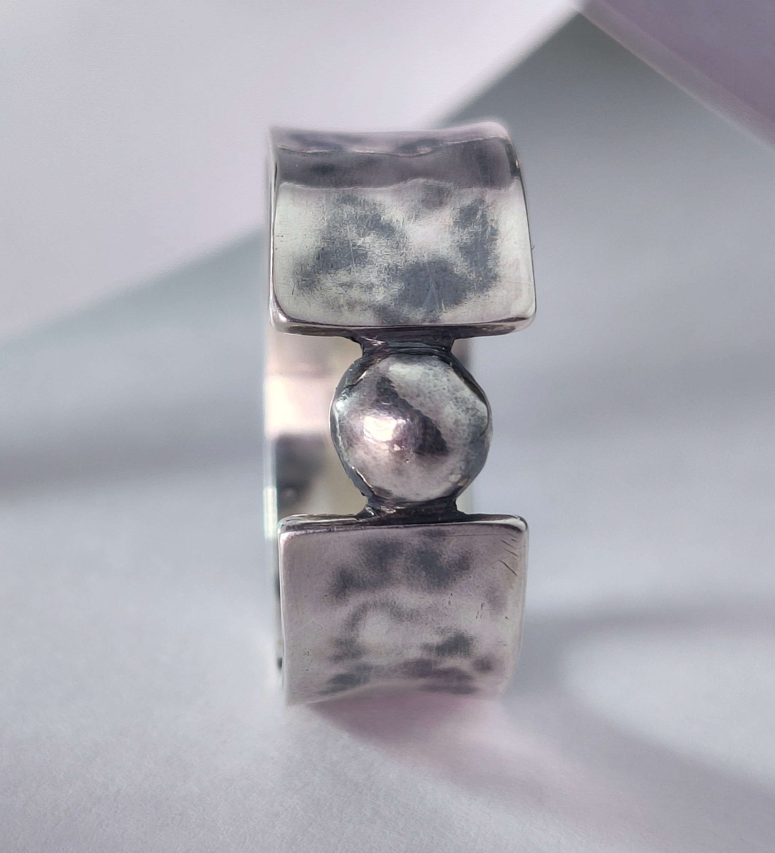 Hand-hammered sterling silver ring with patina and a single sphere set in the opening, photo 2