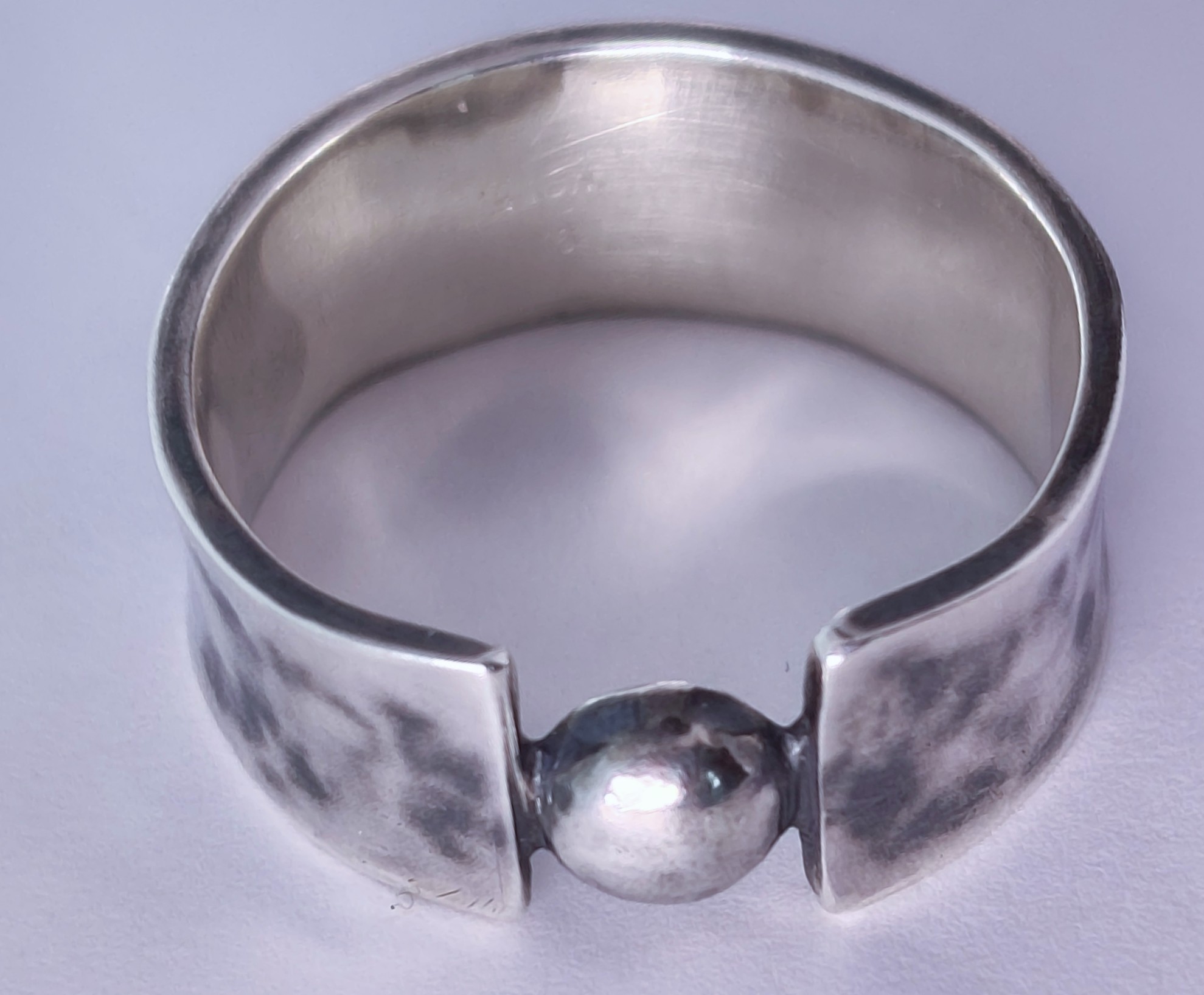 Hand-hammered sterling silver ring with patina and a single sphere set in the opening, photo 5