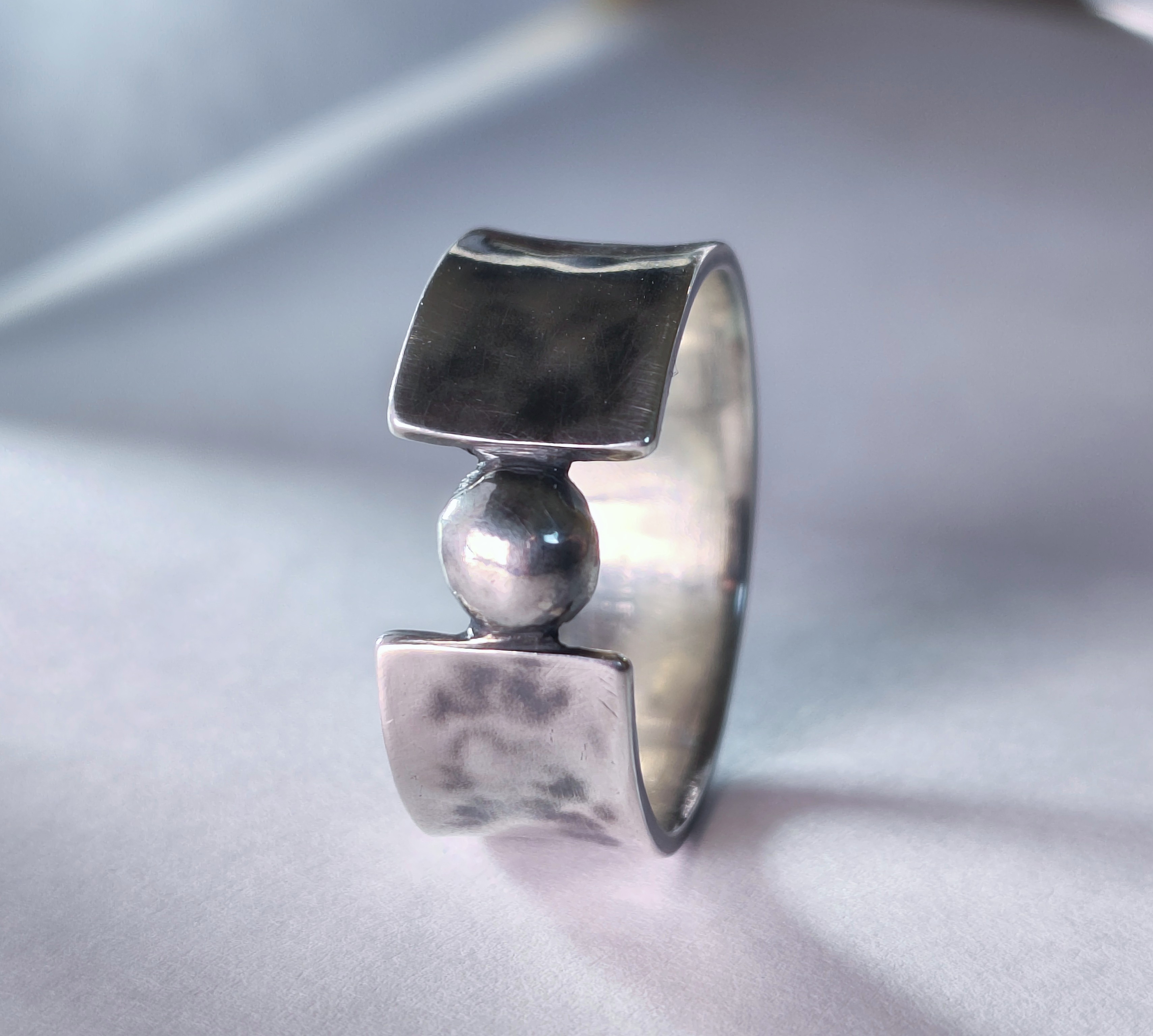 Hand-hammered sterling silver ring with patina and a single sphere set in the opening, photo 4