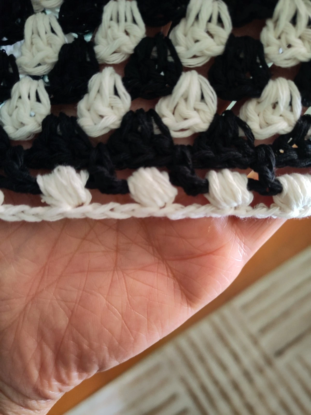 Large black & white crochet blanket (130 x 130 cm) – handmade in Italy from quality cotton yarn, photo 5