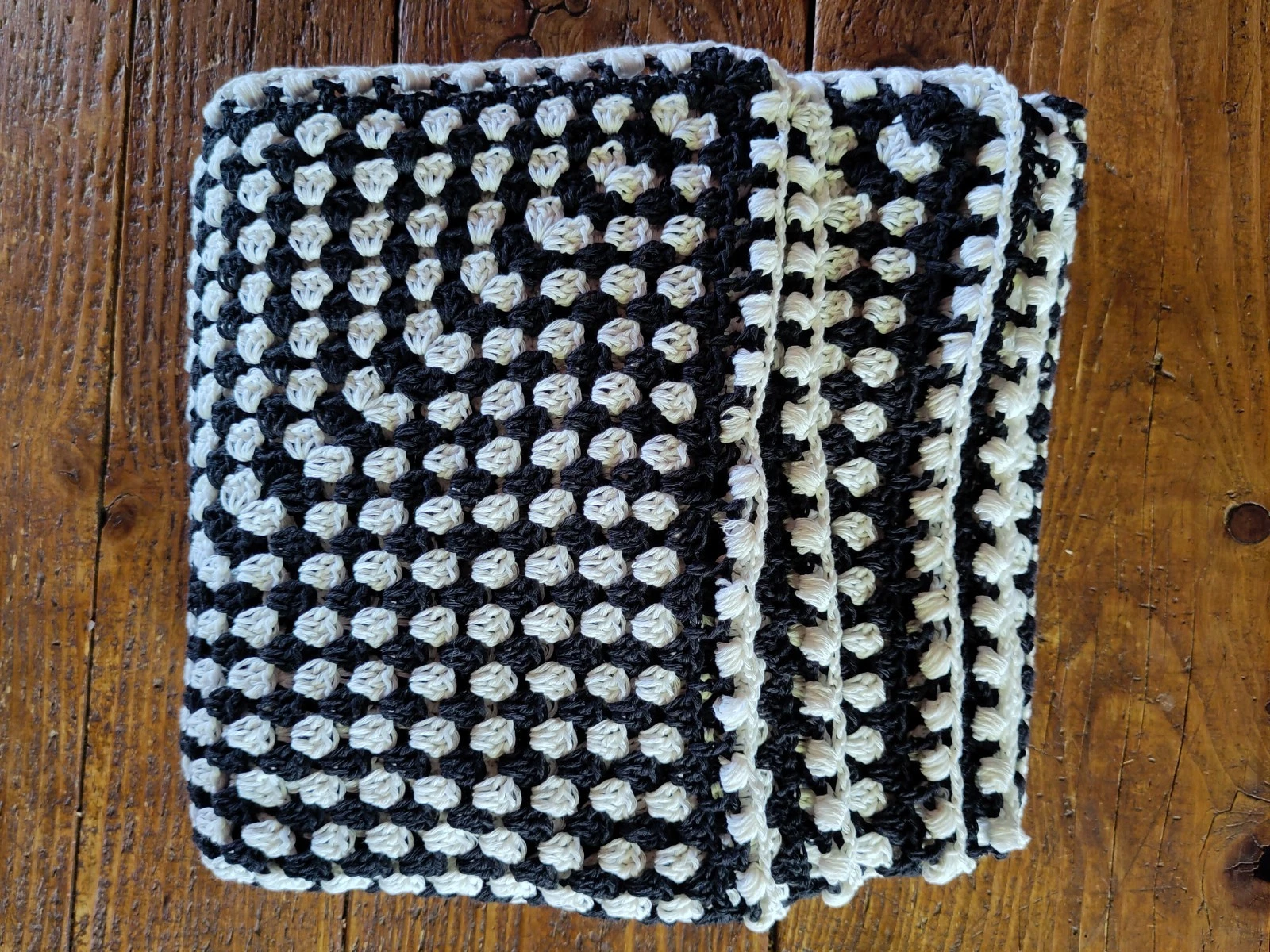 Large black & white crochet blanket (130 x 130 cm) – handmade in Italy from quality cotton yarn, photo 3