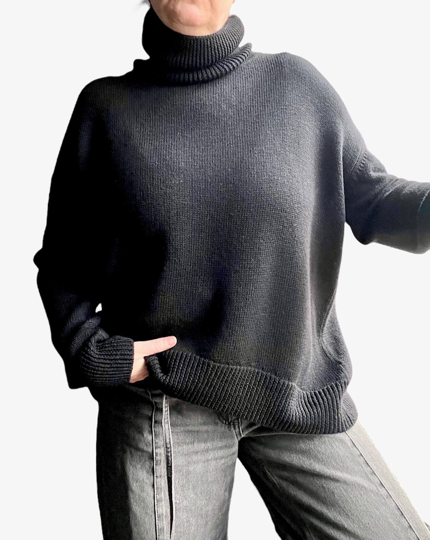 Oversized Black Merino Wool Turtleneck Sweater: Soft & Warm, photo 5