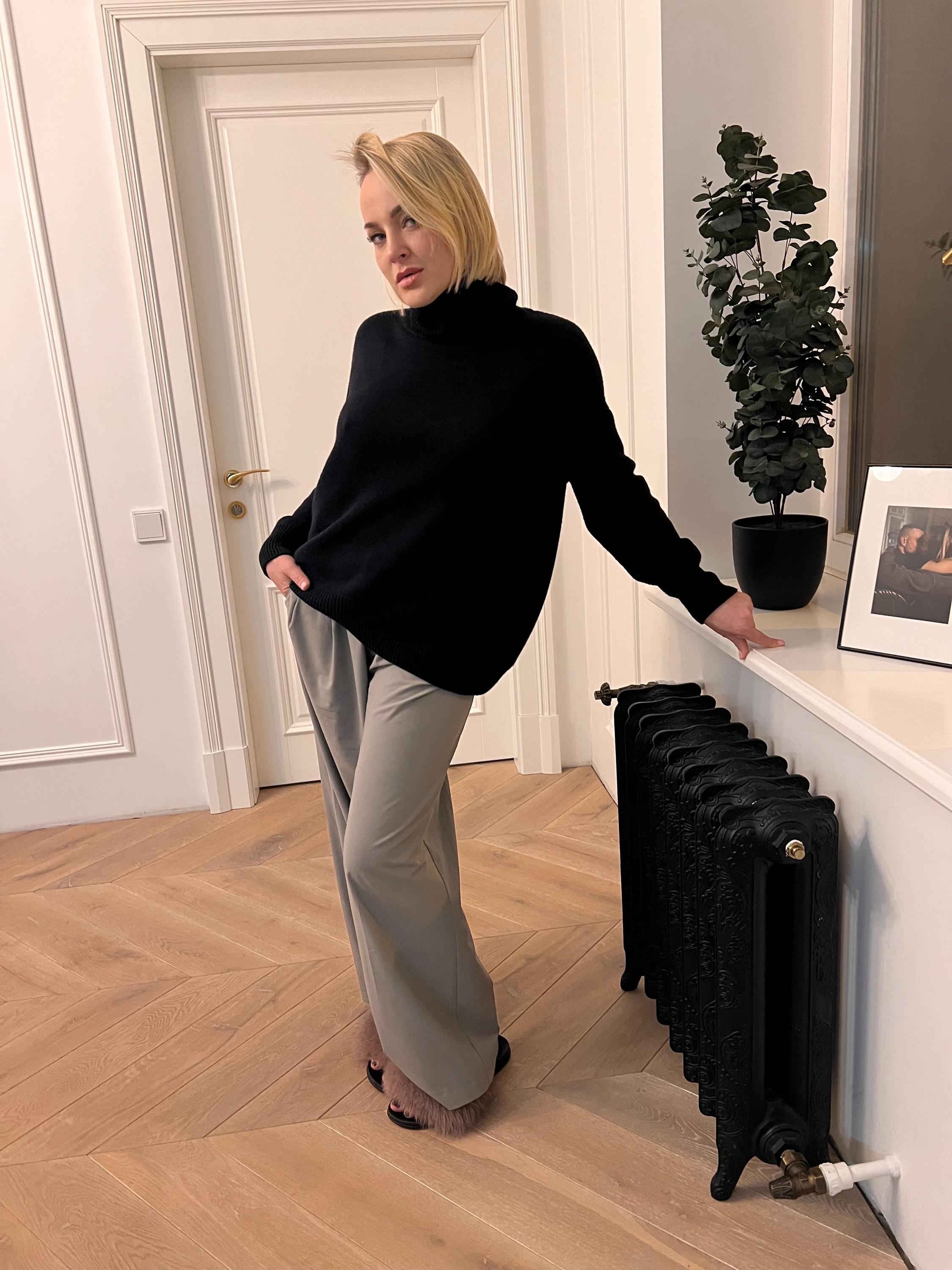 Oversized Black Merino Wool Turtleneck Sweater: Soft & Warm, photo 2