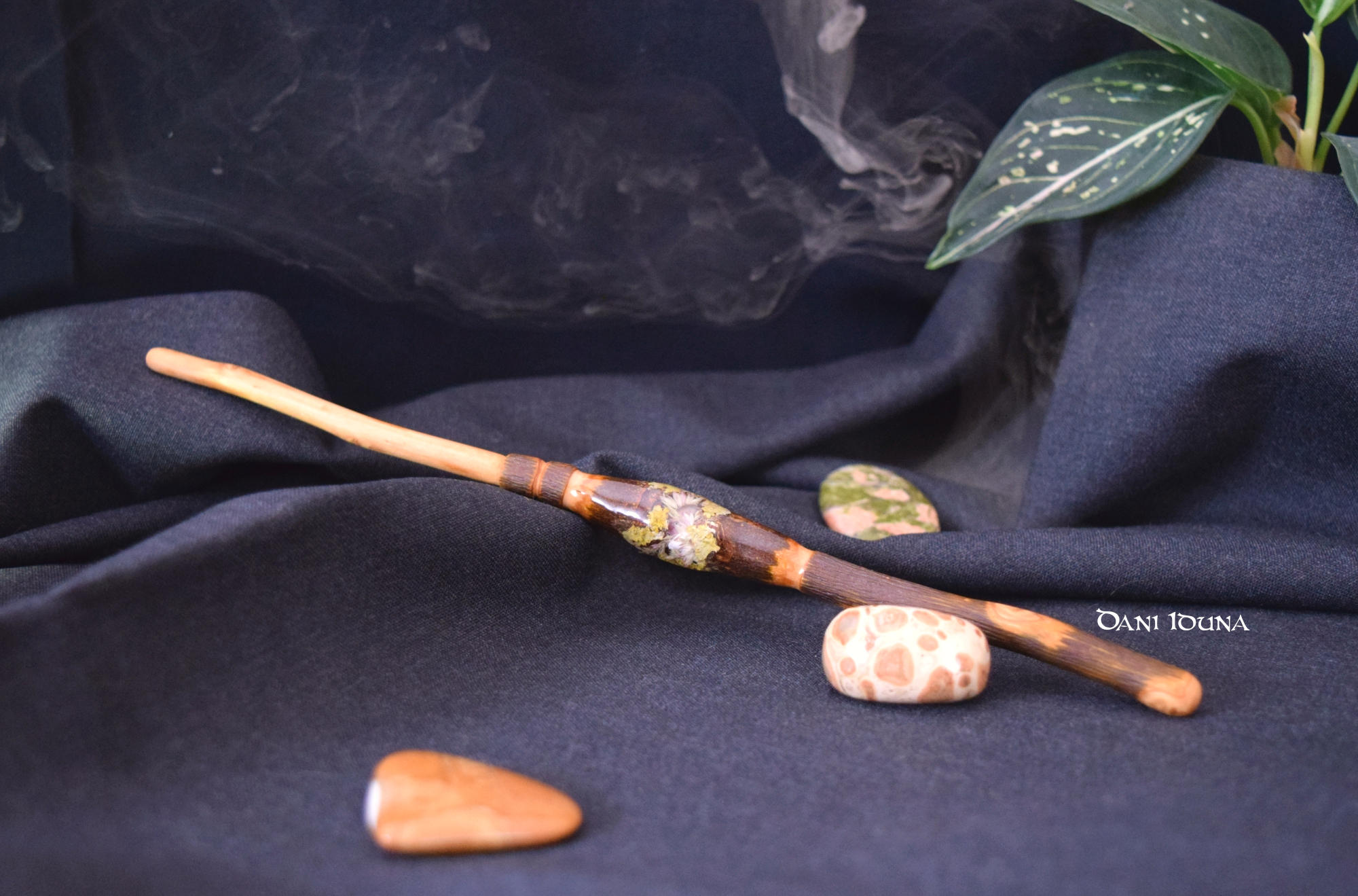 Hand-carved apple wood wand | Madame Iduna's Wands | Gift for witches, Wicca, cosplay, photo 5