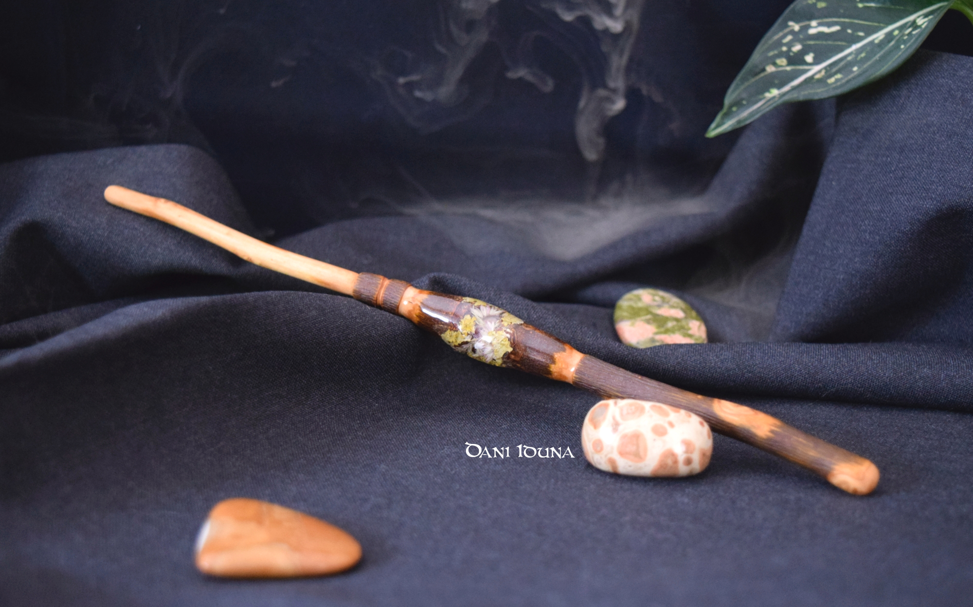Hand-carved apple wood wand | Madame Iduna's Wands | Gift for witches, Wicca, cosplay, photo 4