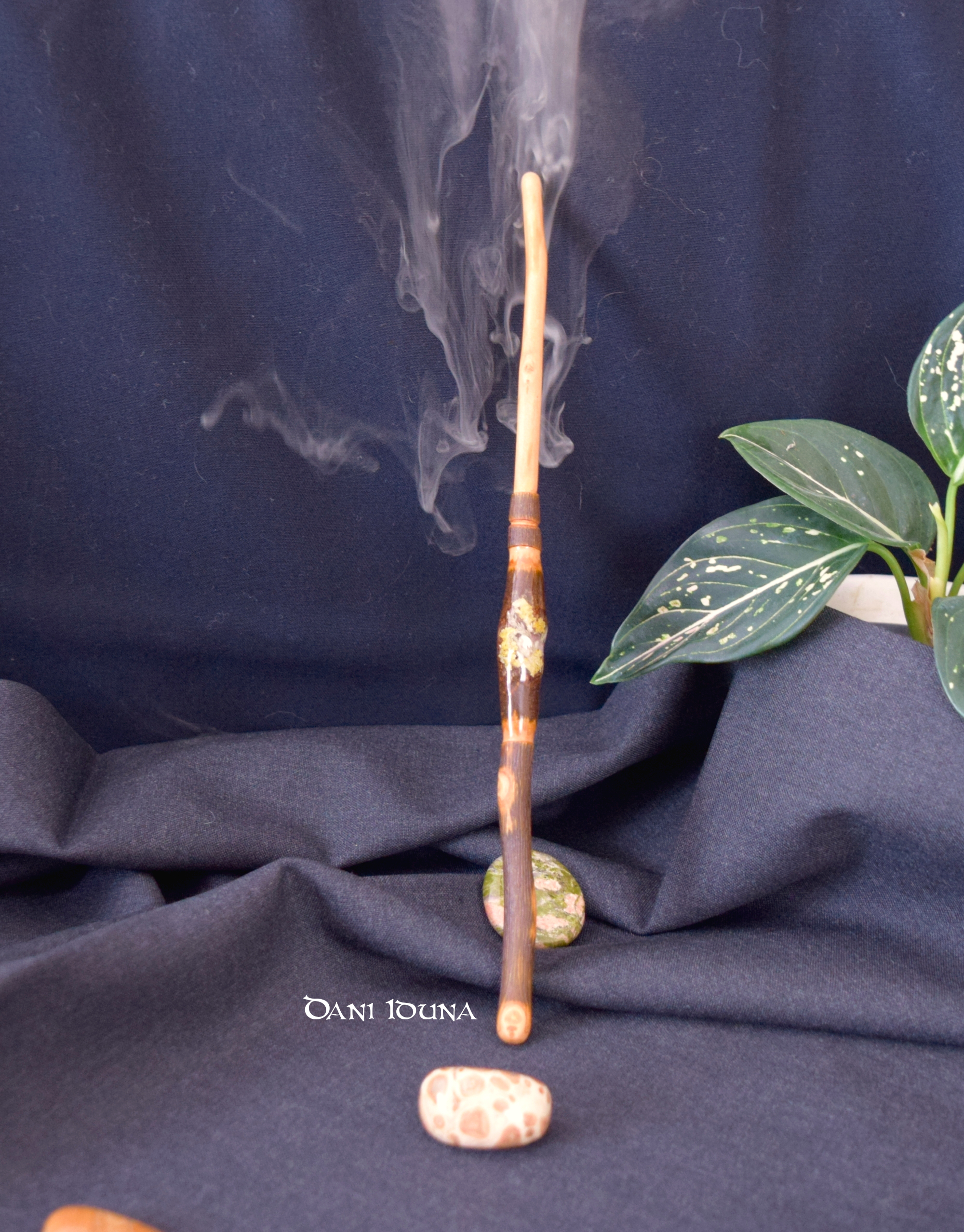 Hand-carved apple wood wand | Madame Iduna's Wands | Gift for witches, Wicca, cosplay, photo 3