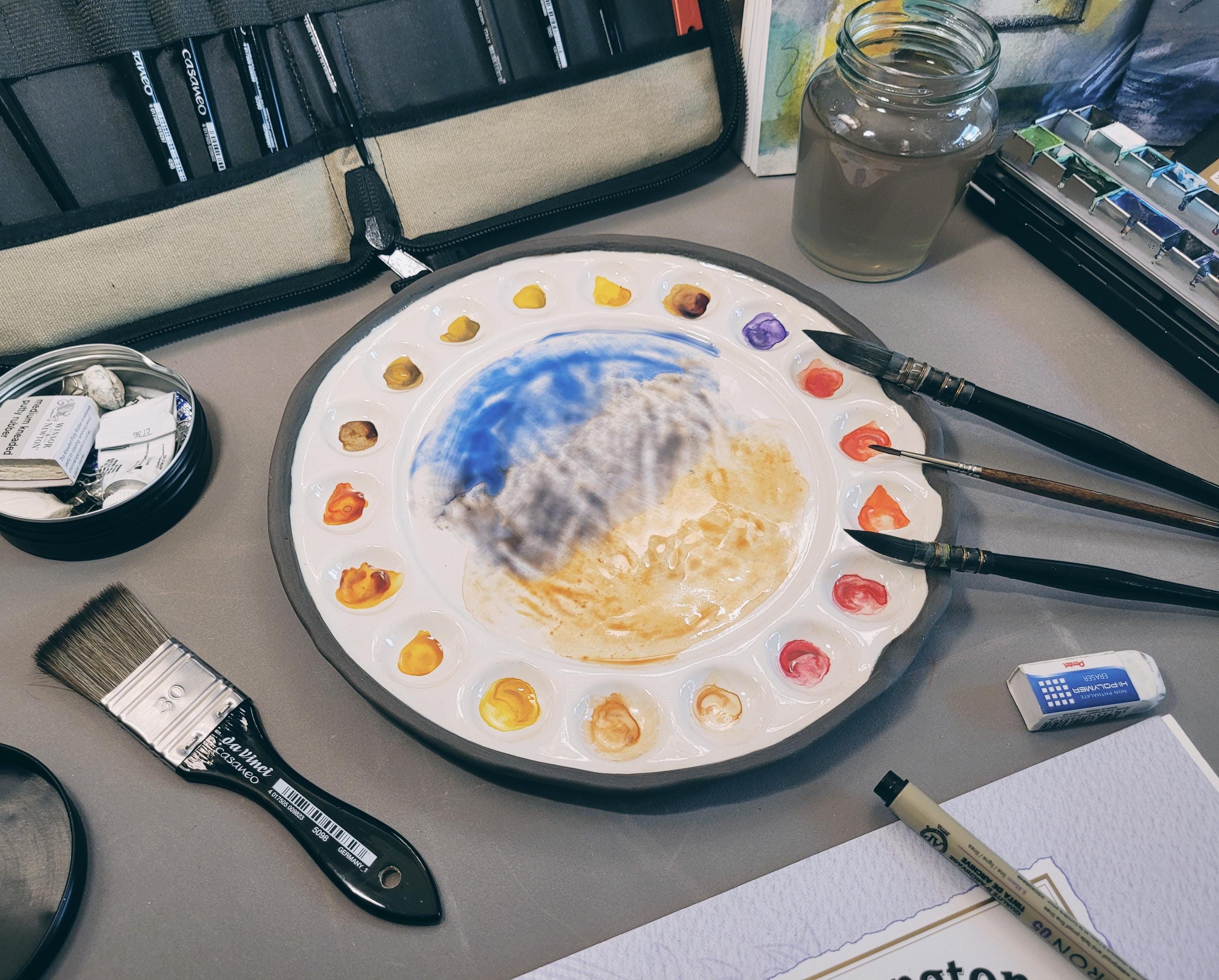 Circular Ceramic Palette – Durable Anthricite Stoneware with 4 Integrated Brush Rests, 18 Paint Wells and A Large Mixing Area