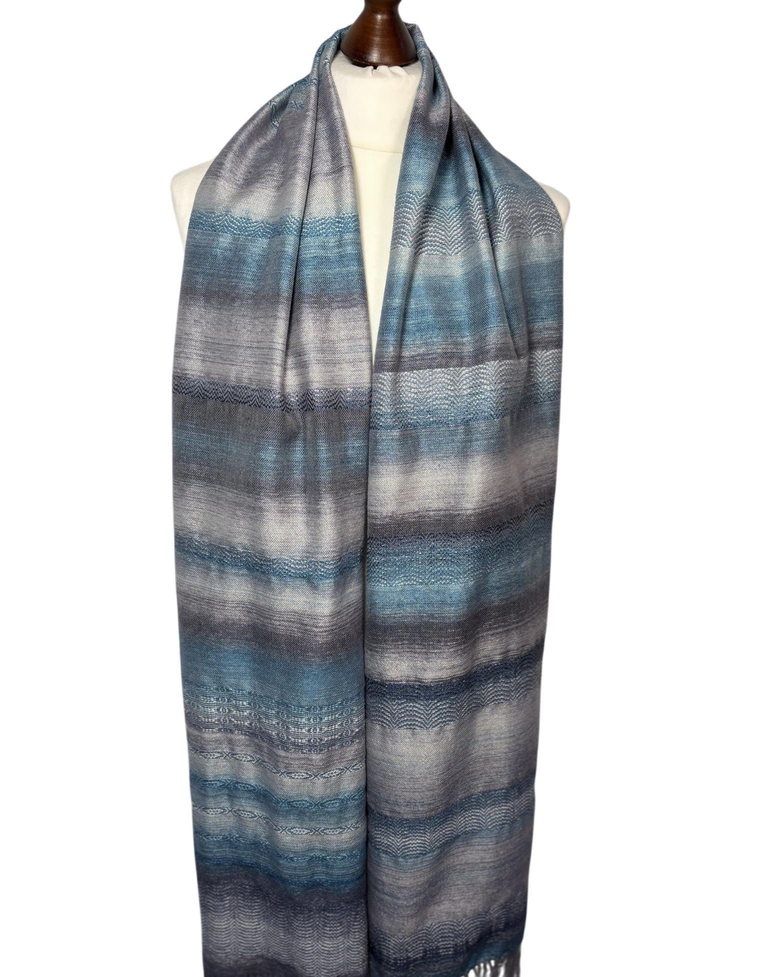 Handwoven Ocean Blue Silk Scarf: Lightweight Hand-Dyed Shawl, luxus accessory, photo 2