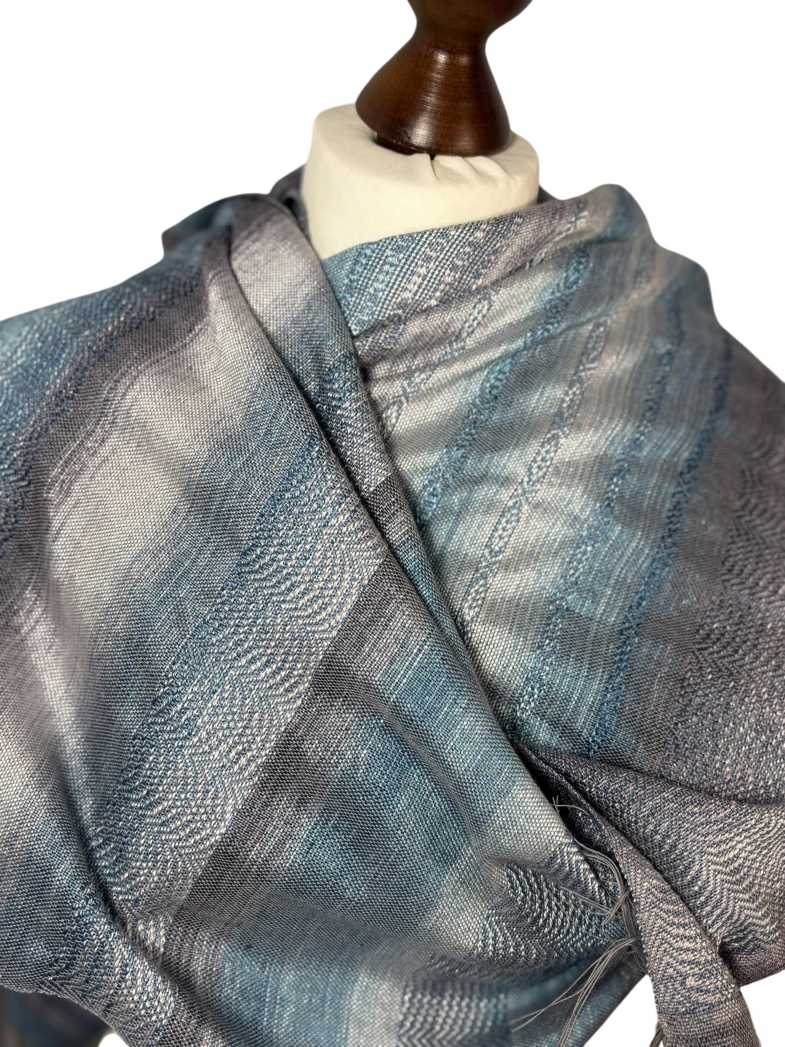 Handwoven Ocean Blue Silk Scarf: Lightweight Hand-Dyed Shawl, luxus accessory, photo 4