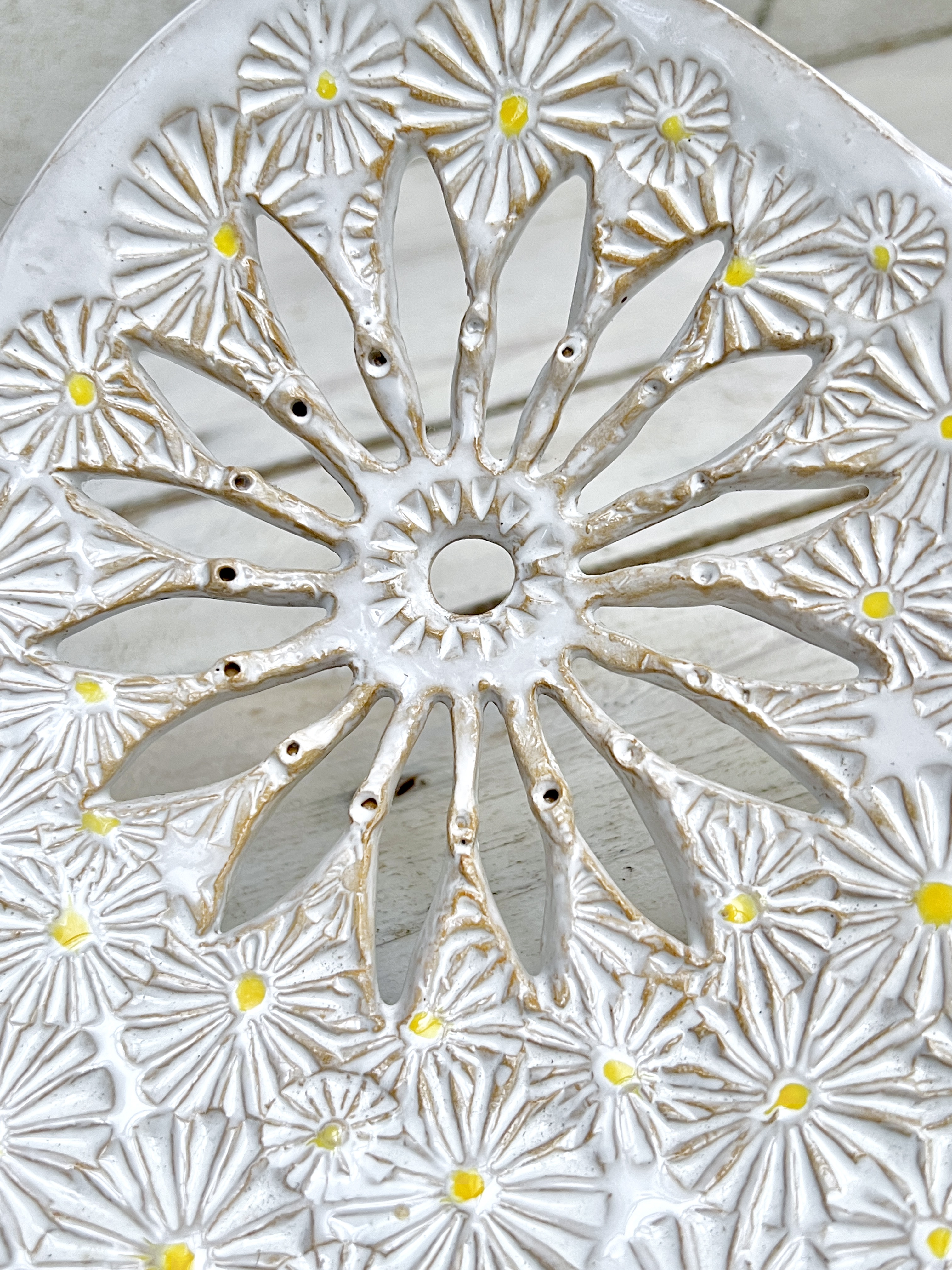 White ceramic bowl with an openwork flower, photo 3