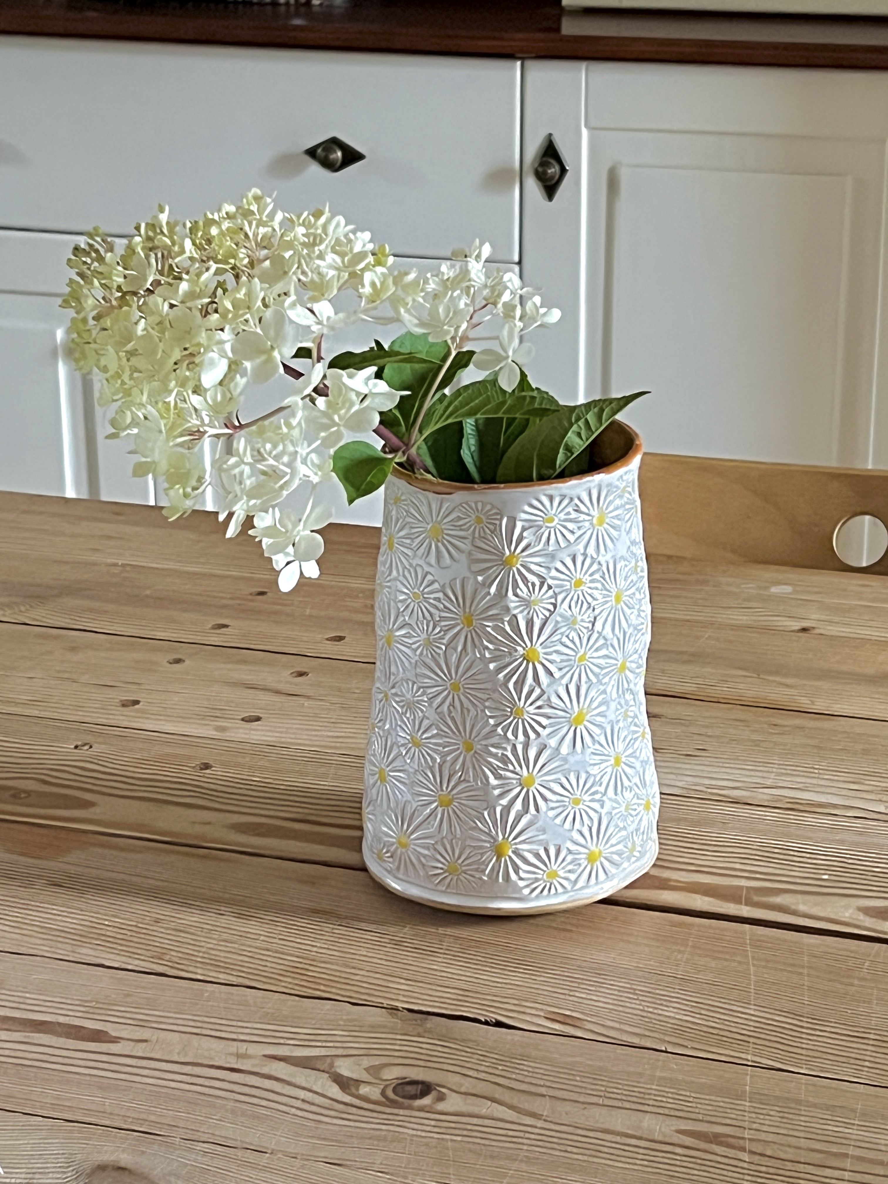 White vase daisy meadow motif