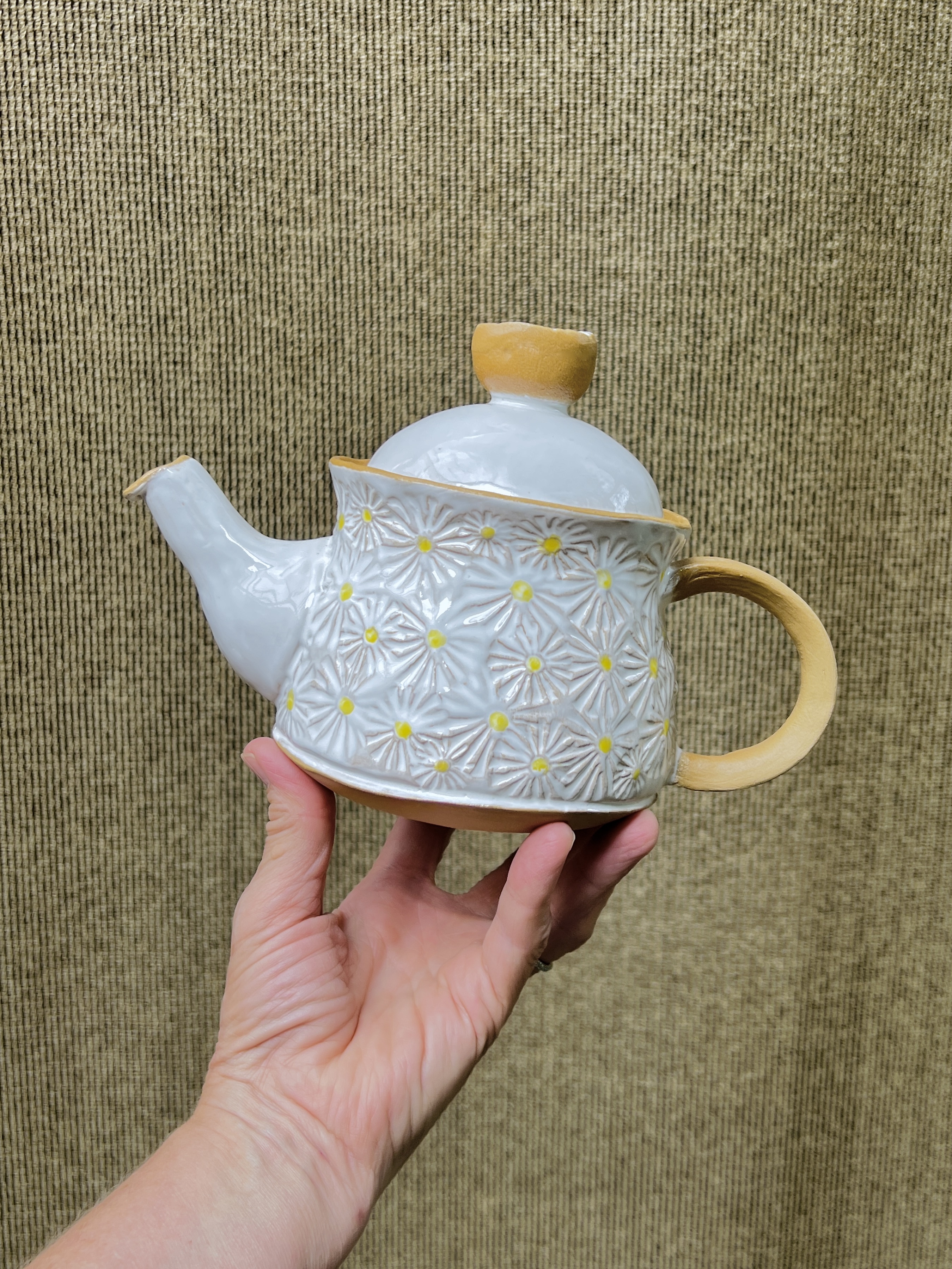 White teapot daisy meadow motif
