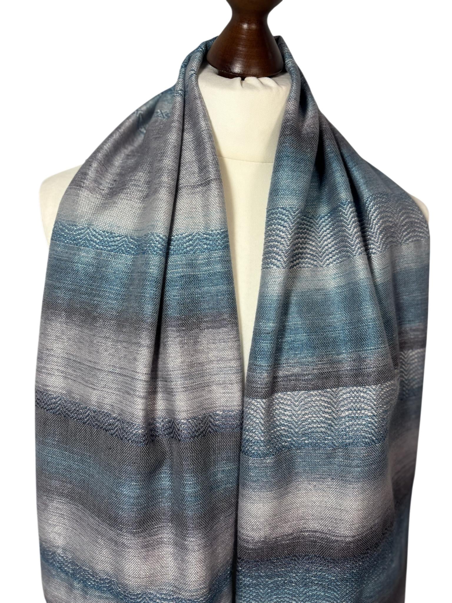 Handwoven Ocean Blue Silk Scarf: Lightweight Hand-Dyed Shawl, luxus accessory, photo 5