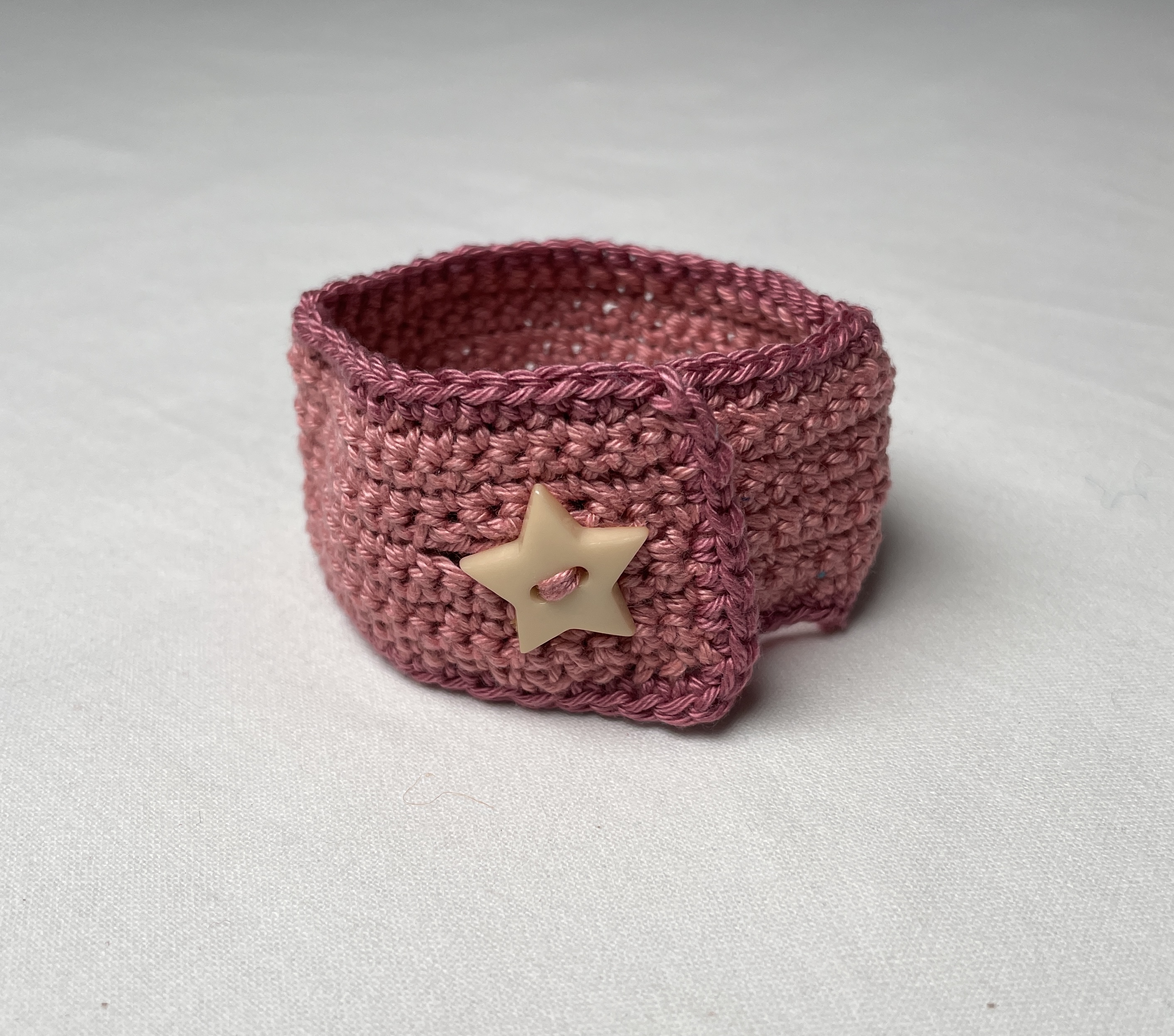 Crochet wristband, soft pink