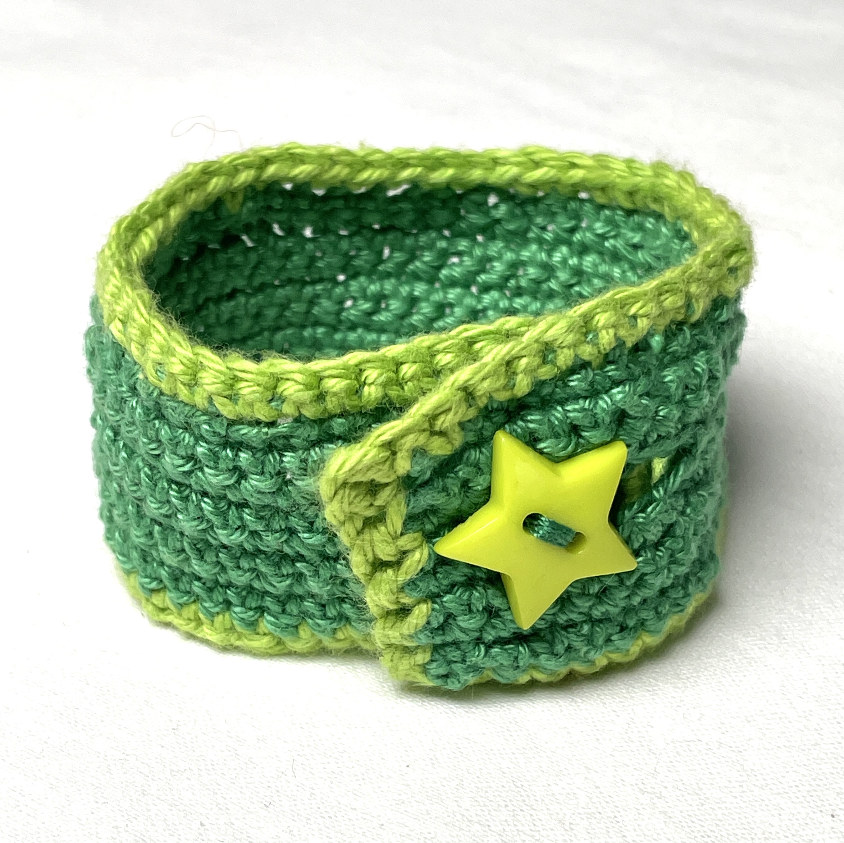 Crochet wristband, green