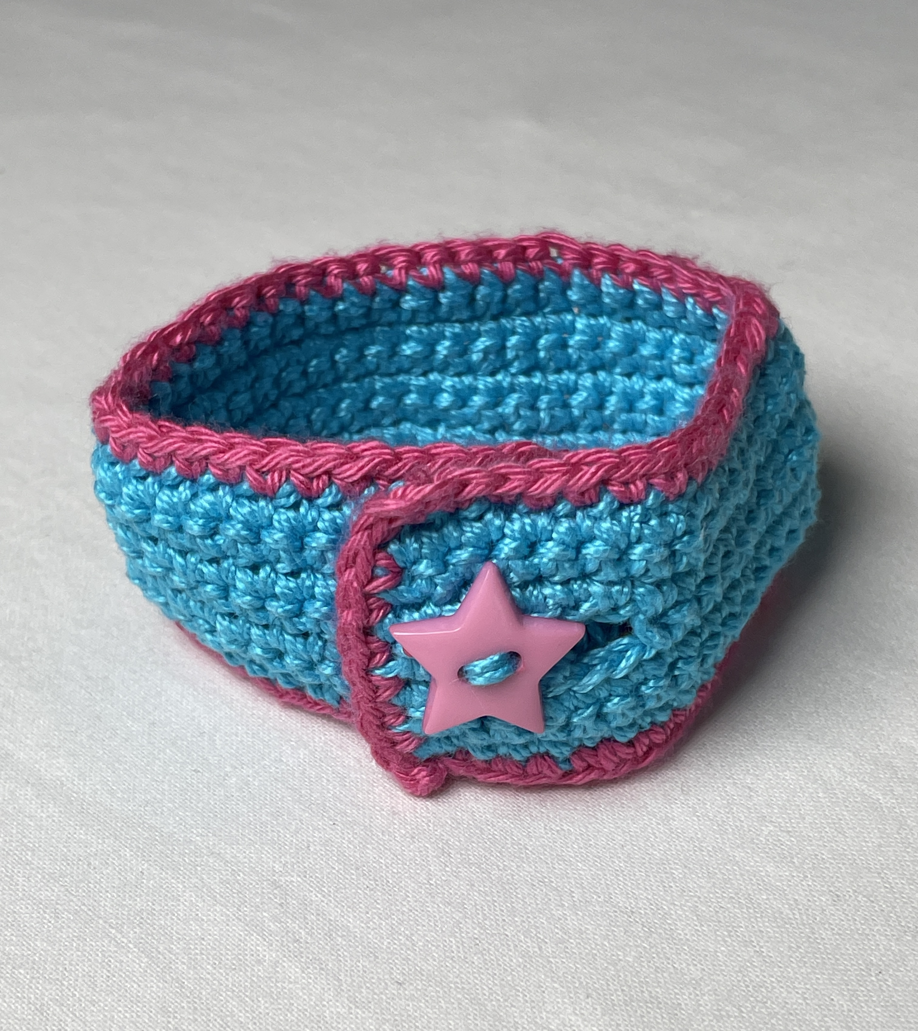 Crochet wristband, turquoise and pink