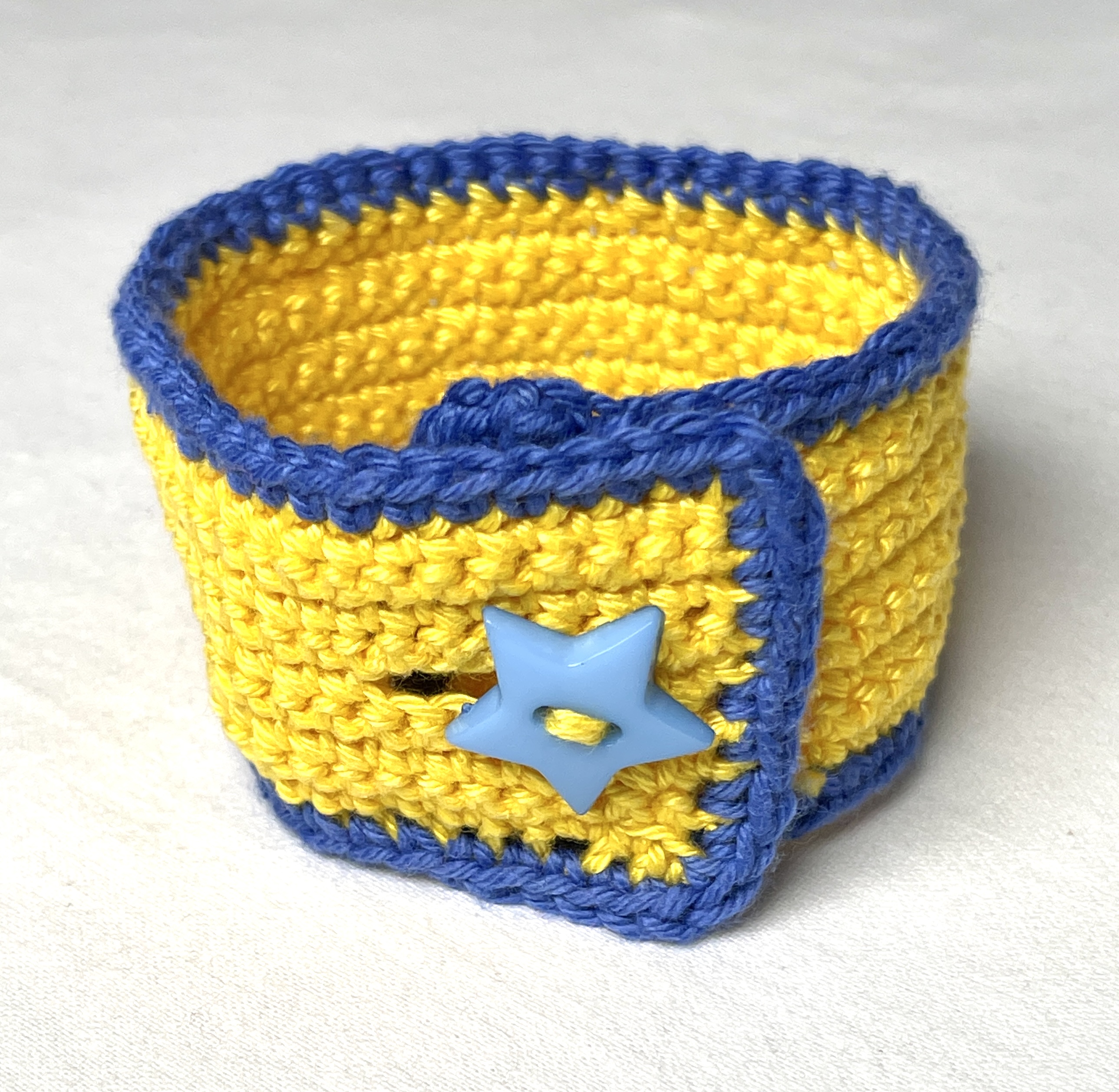 Crochet wristband, yellow and blue