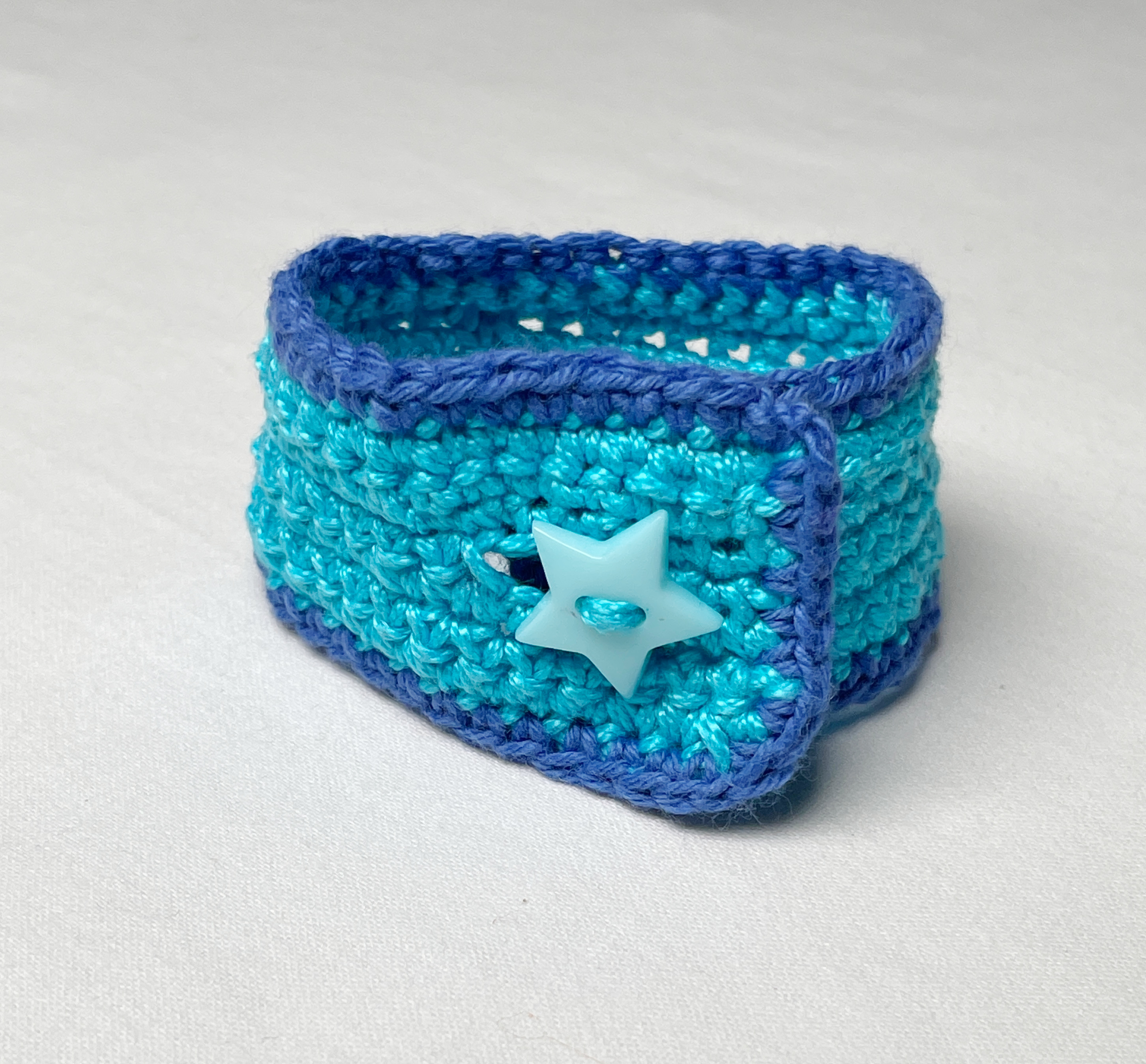Crochet wristband, turquoise and blue