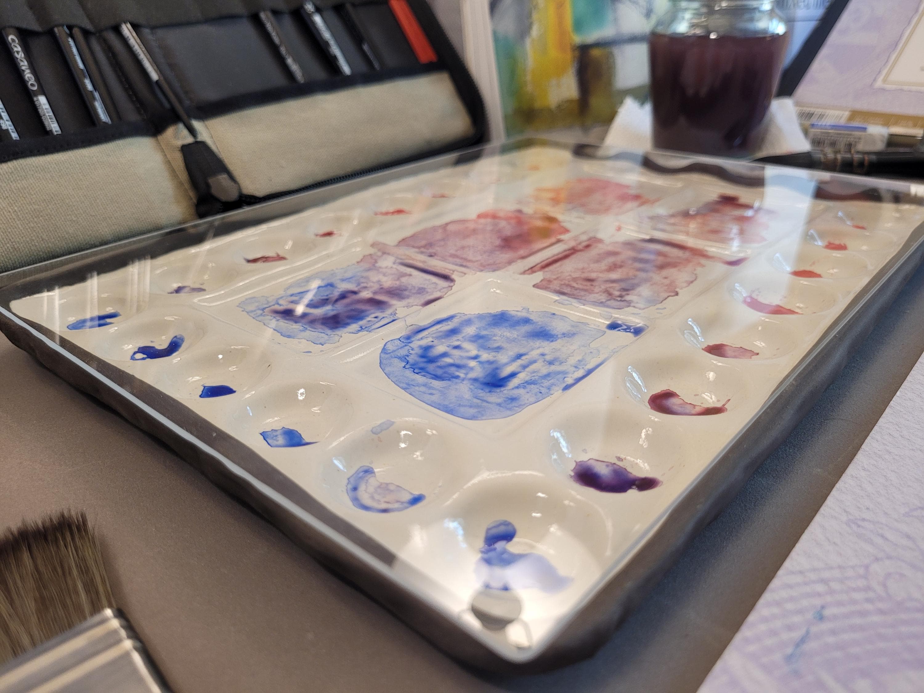 Large Studio Ceramic Palette – Handmade Stoneware with Acrylic Lid, 20 Paint Wells, 6 Large Mixing Wells, 4 integrated Brush Rests, photo 2