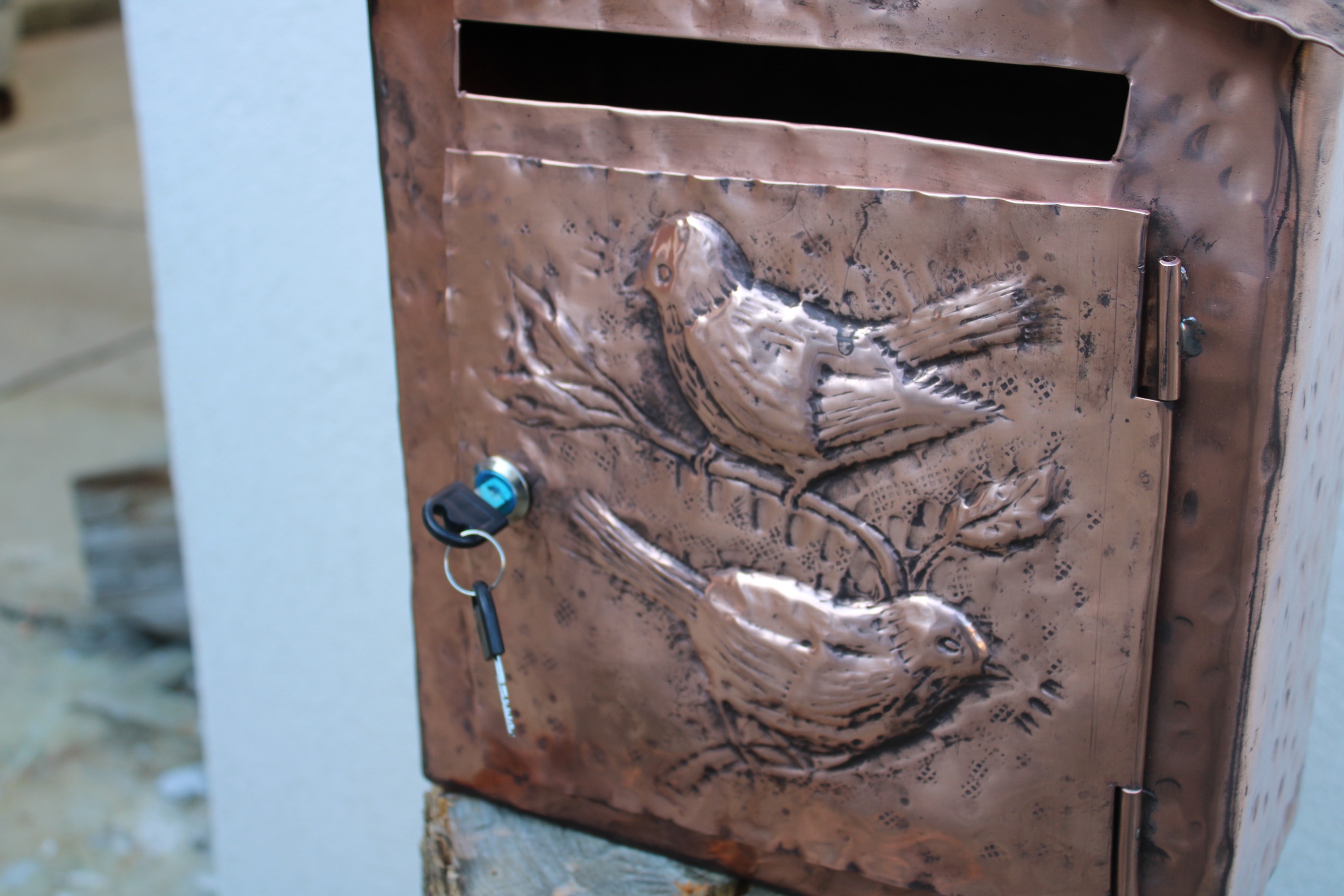 Handmade Copper Mailbox with Hand‑Chiseled Sparrows – Italian Artisan Craft, photo 4