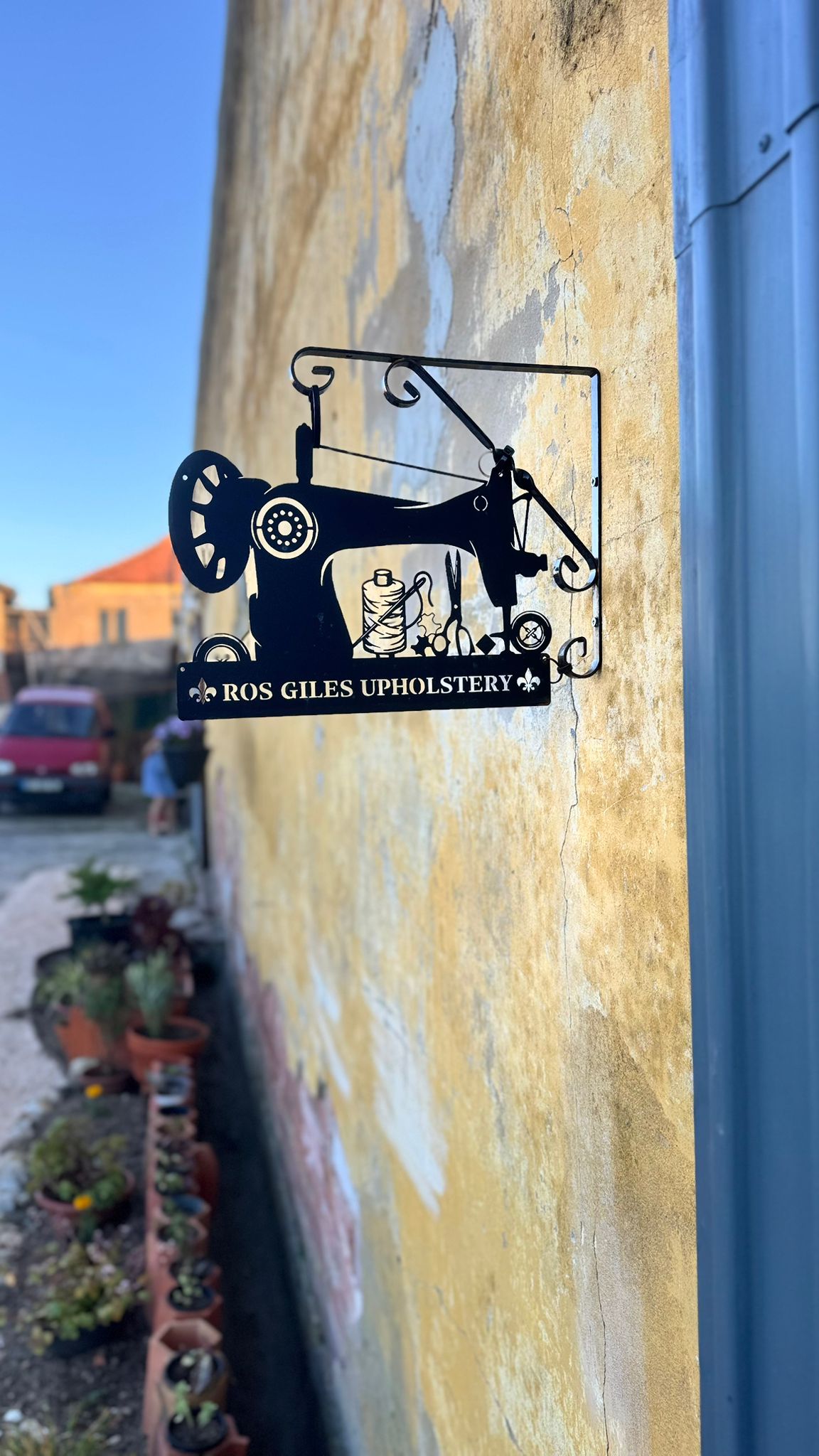 Ros Giles logo